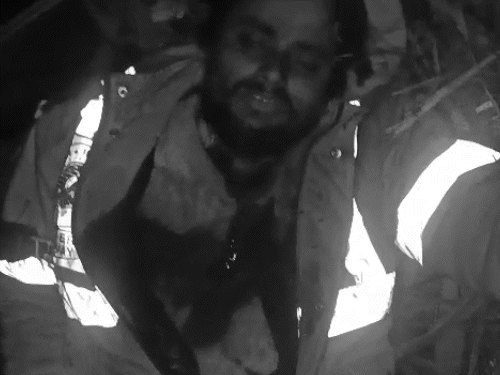 सड़क किनारे घायल हालत में पड़े रेलवे कर्मचारी को लोगों ने देखा तो उसकी सांसें चल रही थीं।