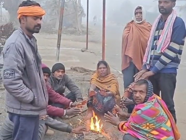 अलग-अलग जगह अलाव तापते दिखे लोग।