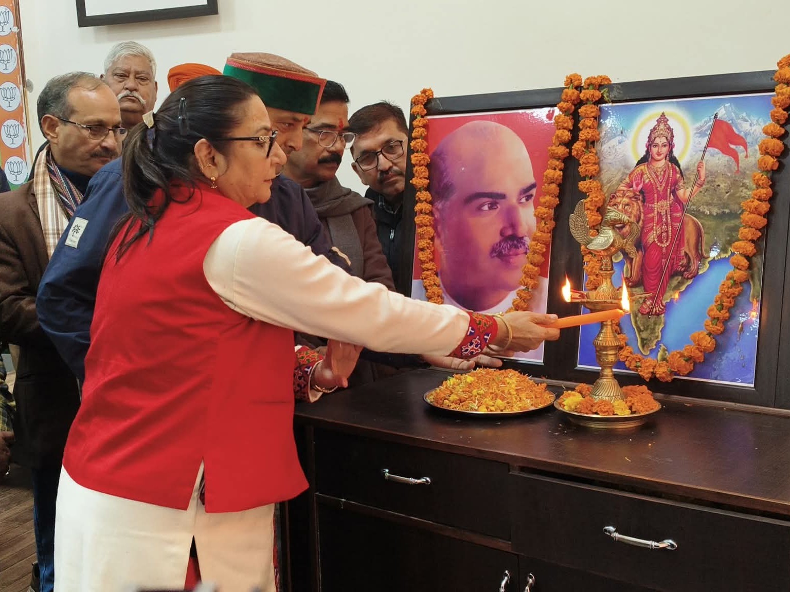 दीप जलाकर बैठक की शुरुआत करते भाजपा पदाधिकारी।