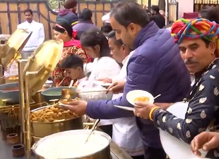 गुरदास मान द्वारा अपने फैंस के लिए पार्टी का इंतजाम किया था।