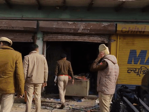 गन हाउस में ब्लास्ट होने के बाद जांच करने पहुंची पुलिस।