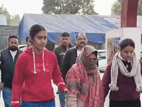 मृतक प्रिंस की ताऊ की लड़की भारती को पुलिस ने हत्या के आरोप में गिरफ्तार किया है।