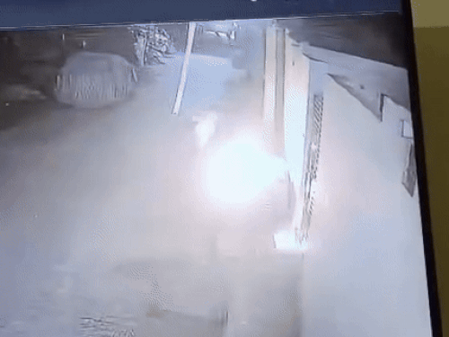 आग लगाने के बाद वाहन पर धारदार हथियार से वार करते बदमाश।