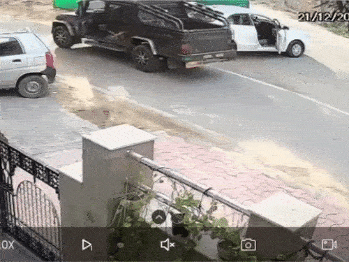 पीड़ित युवक ने कार से बदमाशों का पीछा किया, लेकिन पकड़ नहीं पाया।