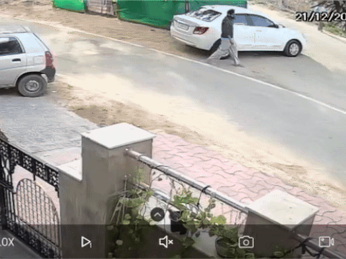 युवक कार को बंद कर जाने के लिए मुड़ा, तभी बोलेरो कैंप में 3 बदमाश आए।