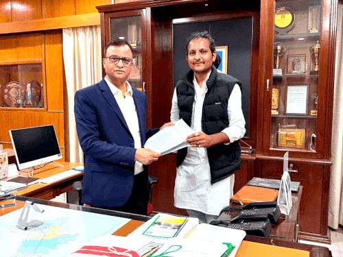 यह फोटो 23 दिसंबर की है, जब मानवेंद्र ने सीकर कलेक्टर मुकुल शर्मा और सीकर एसपी को ज्ञापन दिया था