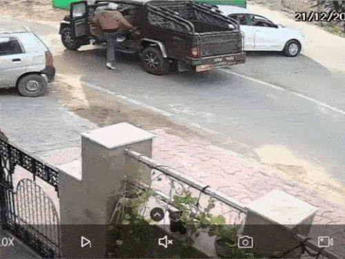 रुपए लूटने के बाद आरोपी कैंपर में बैठे और फरार हो गए।