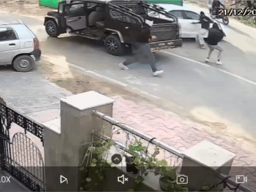 बदमाशों ने डंडों से हमला कर कार के शीशे तोड़ दिए। इस दौरान युवक डरकर दूर भाग गया।