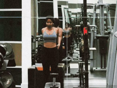 जिम में स्ट्रेचिंग करती हुई निकिता।