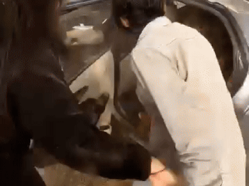 हादसे होने के बार घायलों को कार से निकालते स्थानीय लोग।