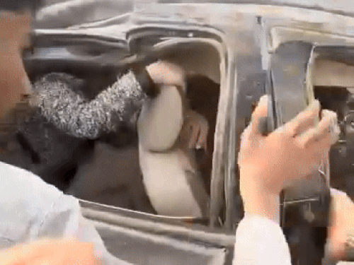 हादसे होने के बार घायलों को कार से निकालते स्थानीय लोग।