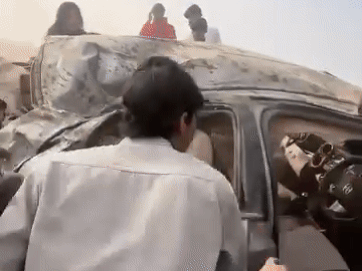 हादसे में क्षतिग्रस्त हुई कार।