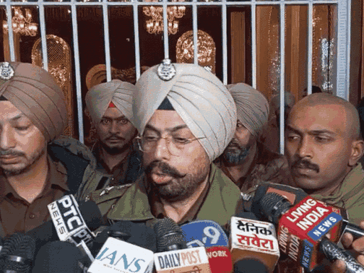 हत्या को लेकर मीडिया से बात करते DCP जगजीत सिंह वालिया।