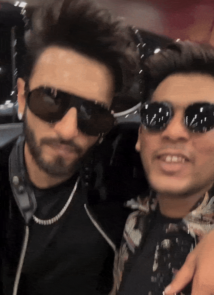 ‘ रणवीर सिंह ने 'कारवां' गाने को लेकर सिंगर की तारीफ करते हुए कहा था- मुझे ऐसा लगा था जैसे मैं आसमान में उड़ रहा हूं।