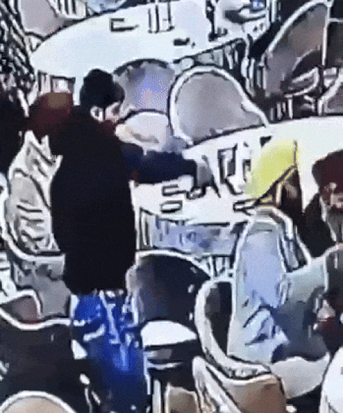 गोली मारने के बाद दोनों बदमाश वहां से भाग जाते है।