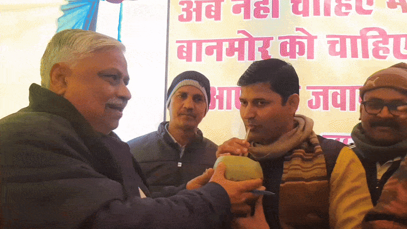 सांसद तोमर ने प्रदर्शनकारियों को नारियल पानी पिलाकर हड़ताल खत्म कराई।