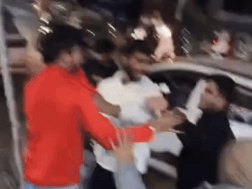 चिराग के साथ मारपीट करते युवक।