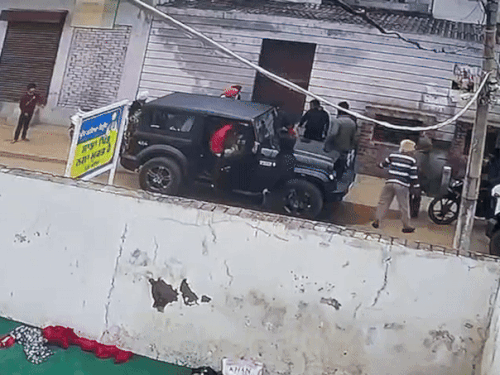 मौके से कार लेकर फरार होता हुआ थार ड्राइवर।