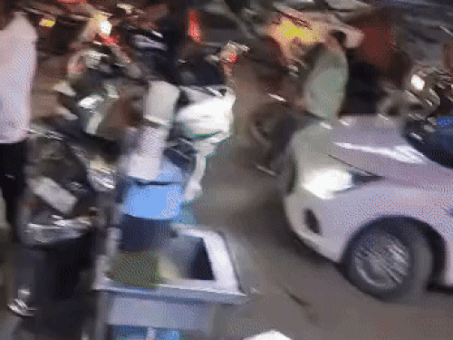 गाड़ी में जबरन बैठाने के दौरान का फोटो।