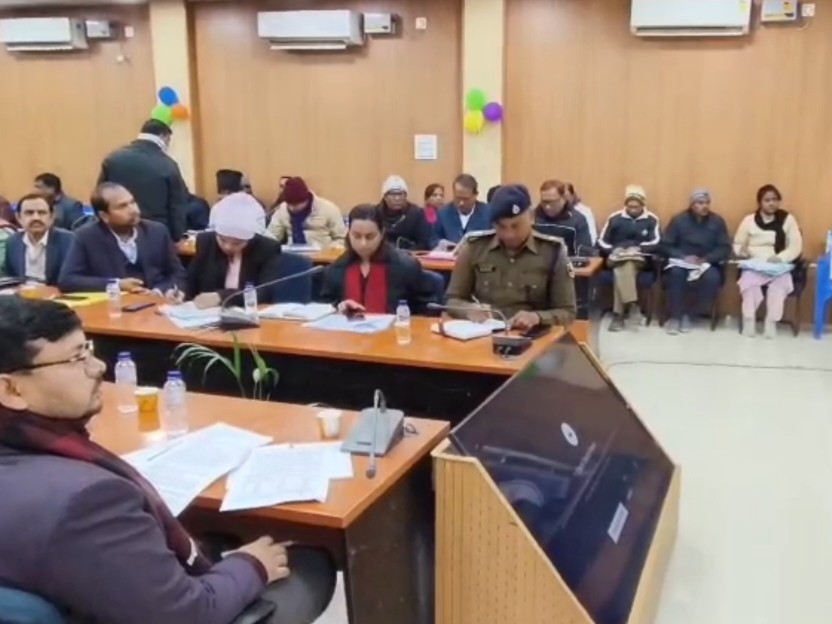 बैठक में मौजूद पदाधिकारी।