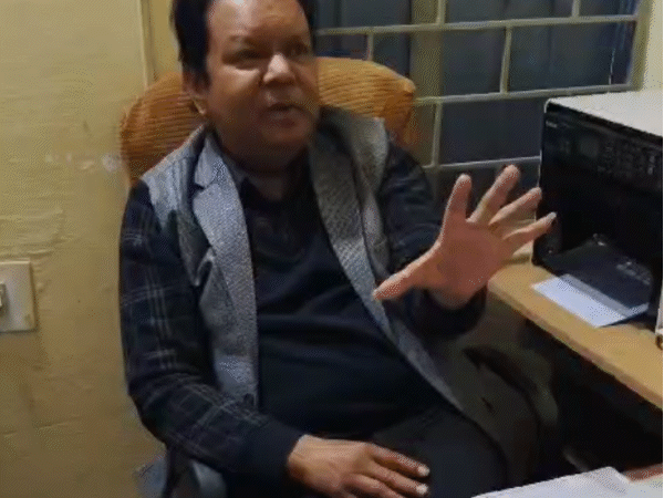 जिला ग्राम उद्योग अधिकारी गिरीश वाघमारे सवाल सुनते ही कुर्सी छोड़कर भाग खड़े हुए।