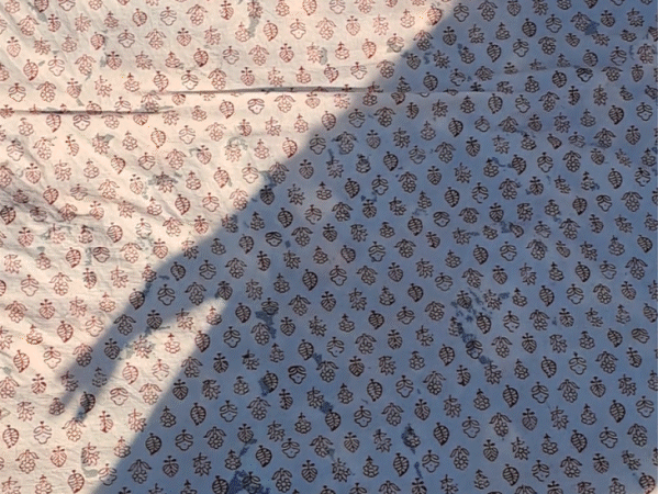 कपड़े पर बनाया गया बाग प्रिंट। ये हाथों से बनाया जाता है।