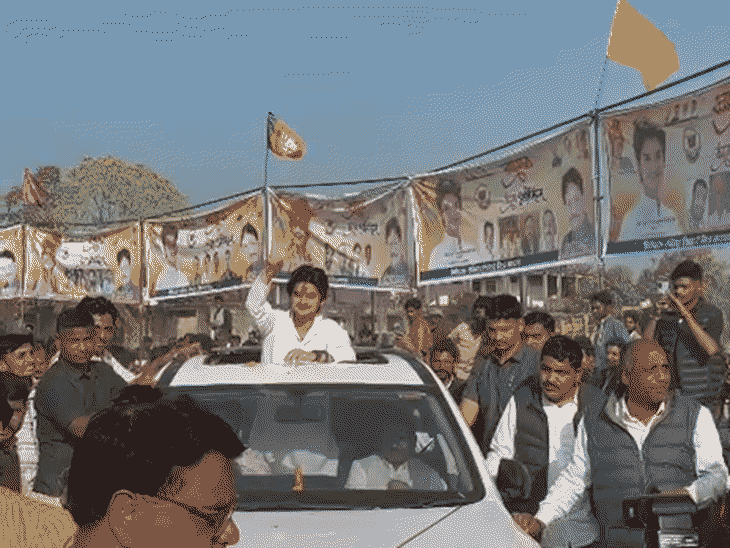 महान आर्यमन कार के सनरूफ से बाहर निकलकर समर्थकों का अभिवादन कर रहे थे।