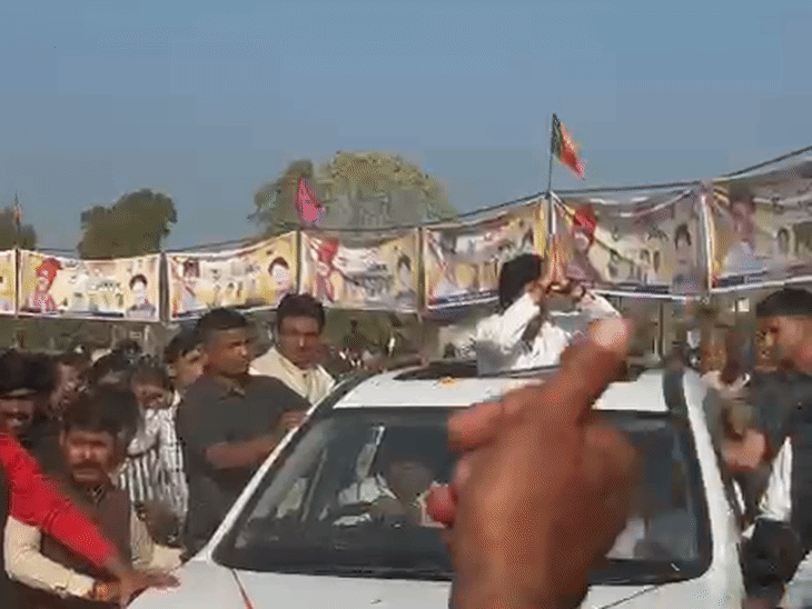 BJP नेता ने अचानक ब्रेक लगा दिए, जिससे महान आर्यमन का सीना सनरूफ से टकरा गया।