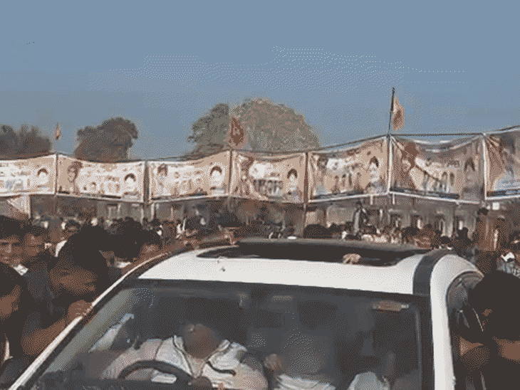 महान आर्यमन कार के अंदर बैठ गए। फिर वापस सनरूफ से बाहर निकल आए।