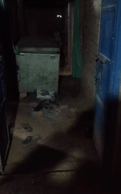 घर में एक जगह पर बिस्तर पर खून गिरा हुआ था।