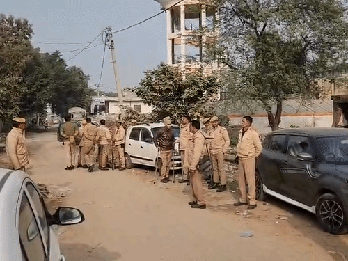 घटनास्थल पर पुलिस फोर्स मामले की जांच करती हुई।