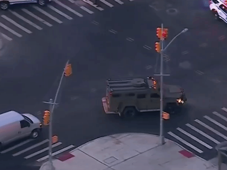 अमेरिकी ड्रग एजेंसी की टीम बख्तरबंद गाड़ी में बैठाकर मादुरो अदालत लेकर जाते हुए।