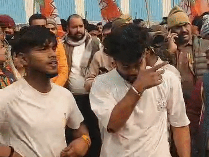 गोरखपुर एयरपोर्ट के बाहर प्रदेश अध्यक्ष के स्वागत के लिए पहुंचे कार्यकर्ता।