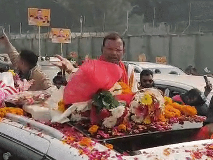 गोरखपुर एयरपोर्ट के बाहर निकलने पर कार्यकर्ताओं ने फूल माला से स्वागत किया।