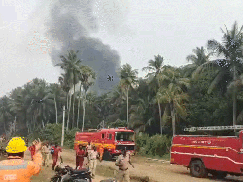 फायर ब्रिगेड मौके पर पहुंची हैं और आग पर काबू पाया जा रहा है।