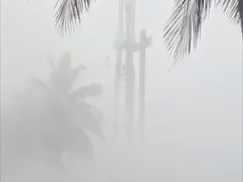 आंध्र प्रदेश के कोनसीमा जिले के राजोले इलाके में सोमवार को ONGC के एक चालू तेल कुएं से भारी गैस रिसाव हुआ है।