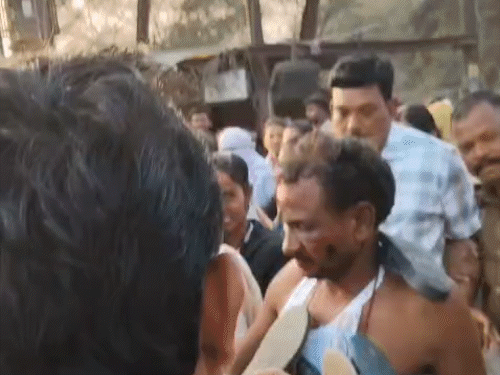 आरोपी से 'पुलिस हमारी बाप है, वर्दी फाड़ना पाप है' के नारे लगवाए गए।