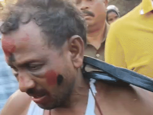 आरोपी के चेहरे पर कालिख पोतकर उसे चप्पलों की माला पहनाई गई।