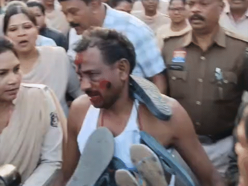 महिला-पुरुष पुलिसकर्मियों ने सिग्नल चौक से आरोपी का जुलूस निकाला।