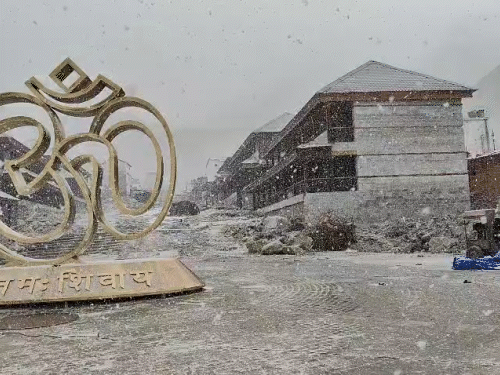 उत्तराखंड के केदारनाथ में सोमवार को बर्फबारी हुई। इसके बाद माइनस 23 डिग्री पहुंच गया।