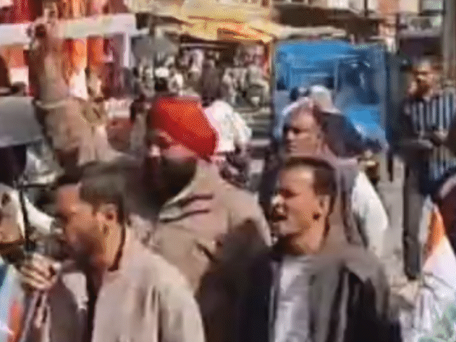 खरगोन के सनावद में कांग्रेस ने घंटा रैली निकालकर मंत्री कैलाश विजयवर्गीय के खिलाफ आक्रोश जताया। 2 मिनट का मौन रखकर भागीरथपुरा के मृतकों को श्रद्धांजलि दी।