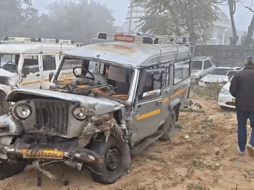 सवारी गाड़ी के आगे का हिस्सा देखकर हादसे का अंदाजा लगाया जा सकता है।