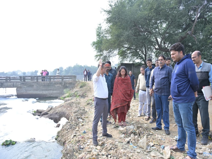 इंदौर की घटना के बाद रायपुर में भी बढ़ी चिंता:  नालों के बीच से गुजर रही पाइपलाइनें, गंदे पानी का खतरा;महापौर-आयुक्त ने किया फील्ड निरीक्षण – Raipur News