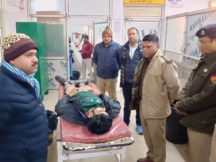 अस्पताल में डॉक्टर्स ने बदमाश को मृत घोषित कर दिया।