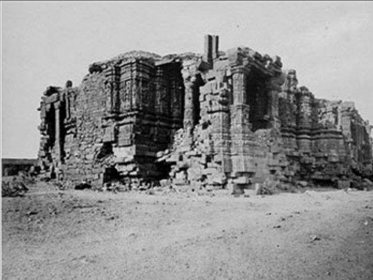 अलग-अलग समय में सोमनाथ मंदिर पर महमूद गजनवी, अलाउद्दीन खिलजी, जफर खान, महमूद बेगड़ा और औरंगजेब ने हमला किया था। कुल आक्रमणों की संख्या 17 थी।