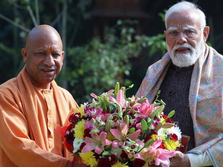 सीएम योगी ने पीएम मोदी से मुलाकात की। योगी ने गुलदस्ता देकर उनका अभिवादन किया।