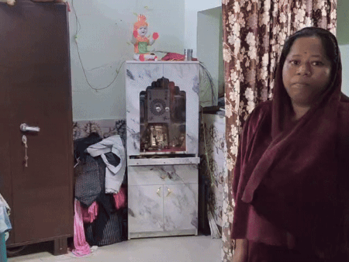 पीड़ित परिवार अपने निजी काम से दिल्ली गया हुआ था। इसी बीच चोरों ने वारदात को अंजाम दिया।