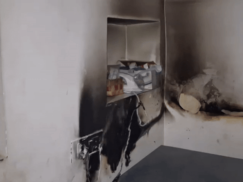 हाई वोल्टेज आने से घर में लगे कई विद्युत उपकरण जल गए, वहीं कमरे में रखें रजाई-गद्दे भी आग की चपेट में आ गए।