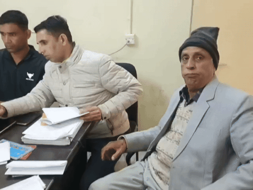 पीड़ित रिटायर्ड अधिकारी की ओर से सोमवार को साइबर थाने में शिकायत दी है। साइबर थाना पुलिस ने मुकदमा दर्ज कर जांच शुरू कर दी है।