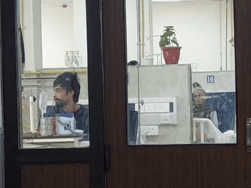 करीब आधे घंटे तक हुई समझाइश के बाद मरीज नीचे उतरा और वापस उसे वार्ड में भर्ती करवाया गया।